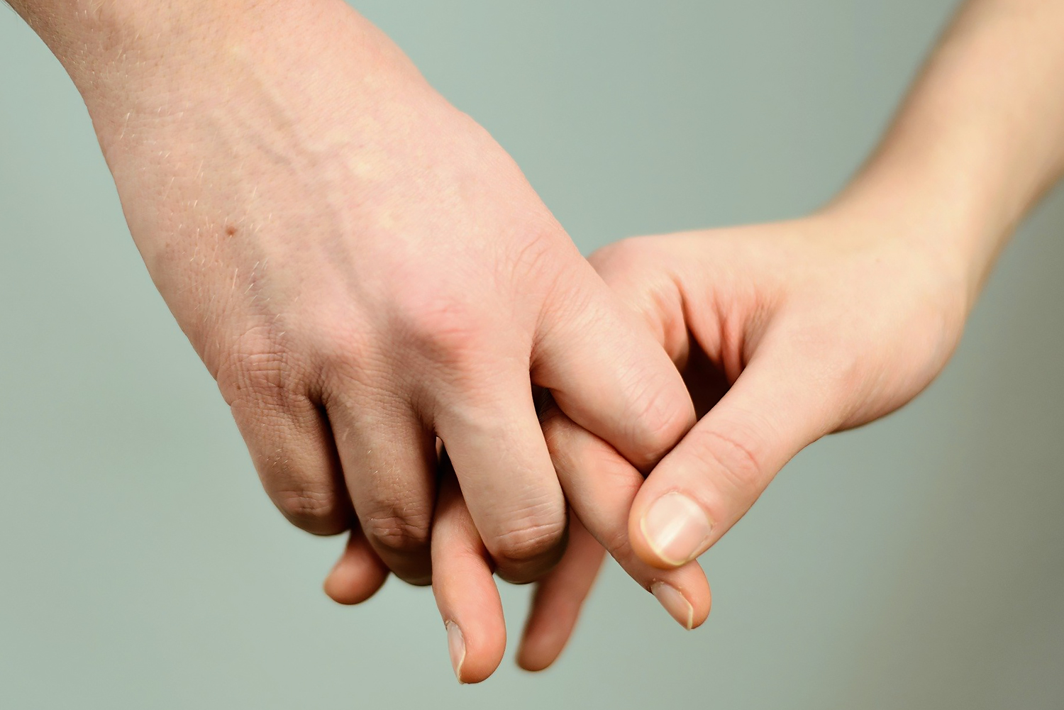 Hände, die sich halten